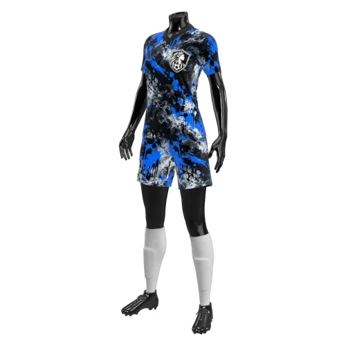 Camisa de futebol feminino com estampa abstrata em azul, preto e branco, cobrindo toda a peça, incluindo frente, costas e mangas, com detalhes modernos e escudo estilizado.