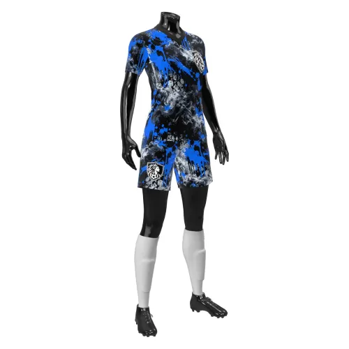 Camisa de futebol feminino com estampa abstrata em azul, preto e branco, cobrindo toda a peça, incluindo frente, costas e mangas, com detalhes modernos e escudo estilizado.