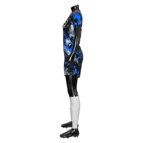 Camisa de futebol feminino com estampa abstrata em azul, preto e branco, cobrindo toda a peça, incluindo frente, costas e mangas, com detalhes modernos e escudo estilizado.