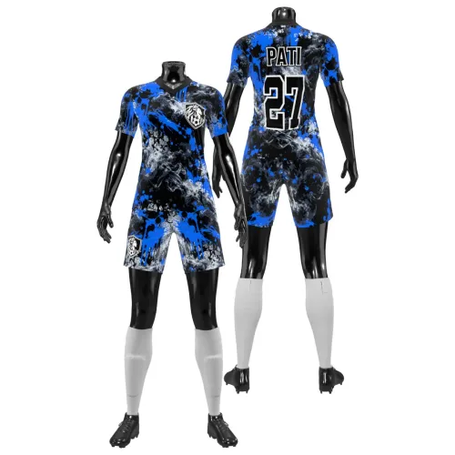 Camisa de futebol feminino com estampa abstrata em azul, preto e branco, cobrindo toda a peça, incluindo frente, costas e mangas, com detalhes modernos e escudo estilizado.