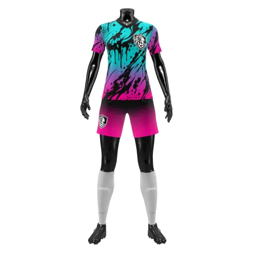 Camisa de futebol feminino com estampa degradê vibrante em azul, roxo e rosa, detalhes em splash preto, cobrindo frente, costas e mangas, com escudo esportivo e número personalizado.