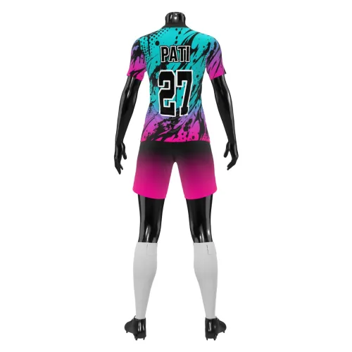 Camisa de futebol feminino com estampa degradê vibrante em azul, roxo e rosa, detalhes em splash preto, cobrindo frente, costas e mangas, com escudo esportivo e número personalizado.