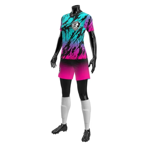 Camisa de futebol feminino com estampa degradê vibrante em azul, roxo e rosa, detalhes em splash preto, cobrindo frente, costas e mangas, com escudo esportivo e número personalizado.