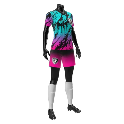 Camisa de futebol feminino com estampa degradê vibrante em azul, roxo e rosa, detalhes em splash preto, cobrindo frente, costas e mangas, com escudo esportivo e número personalizado.