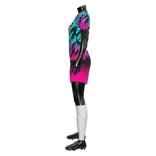 Camisa de futebol feminino com estampa degradê vibrante em azul, roxo e rosa, detalhes em splash preto, cobrindo frente, costas e mangas, com escudo esportivo e número personalizado.