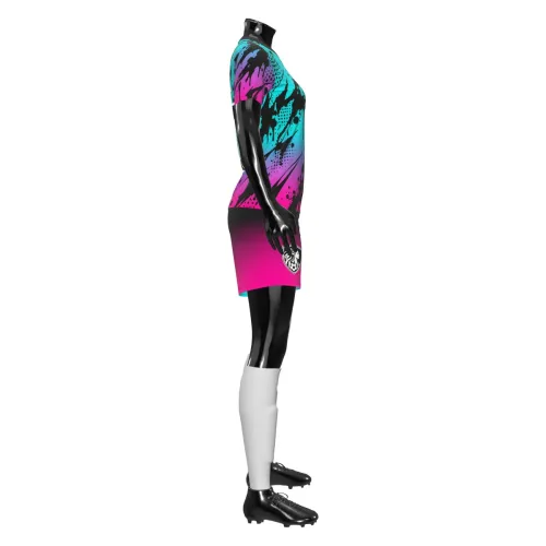 Camisa de futebol feminino com estampa degradê vibrante em azul, roxo e rosa, detalhes em splash preto, cobrindo frente, costas e mangas, com escudo esportivo e número personalizado.
