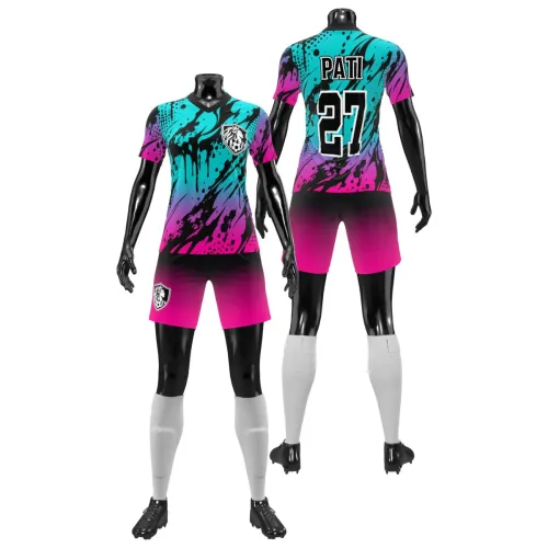 Camisa de futebol feminino com estampa degradê vibrante em azul, roxo e rosa, detalhes em splash preto, cobrindo frente, costas e mangas, com escudo esportivo e número personalizado.