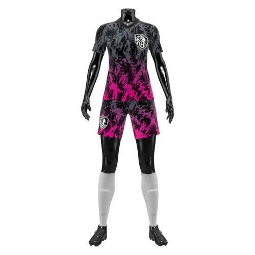 Uniforme de futebol feminino com estampa grafite e pink em efeito splash moderno, cobrindo toda a camisa, costas, mangas e gola, com brasão estilizado no peito e número grande nas costas.