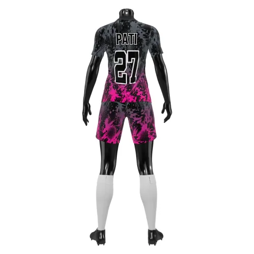 Uniforme de futebol feminino com estampa grafite e pink em efeito splash moderno, cobrindo toda a camisa, costas, mangas e gola, com brasão estilizado no peito e número grande nas costas.