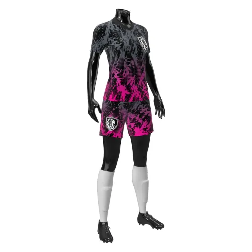 Uniforme de futebol feminino com estampa grafite e pink em efeito splash moderno, cobrindo toda a camisa, costas, mangas e gola, com brasão estilizado no peito e número grande nas costas.
