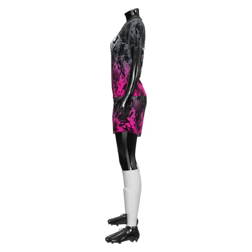 Uniforme de futebol feminino com estampa grafite e pink em efeito splash moderno, cobrindo toda a camisa, costas, mangas e gola, com brasão estilizado no peito e número grande nas costas.