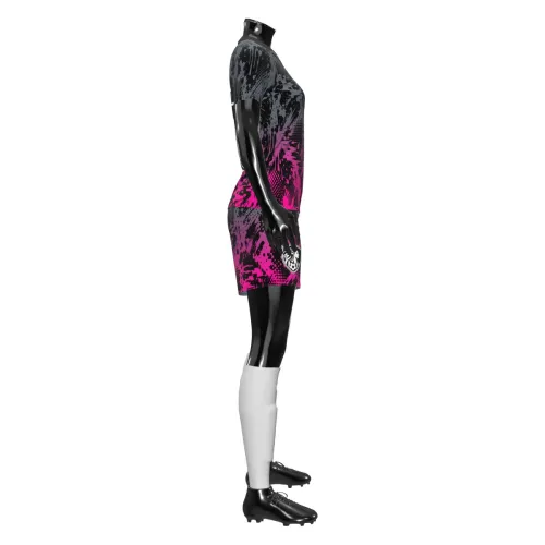 Uniforme de futebol feminino com estampa grafite e pink em efeito splash moderno, cobrindo toda a camisa, costas, mangas e gola, com brasão estilizado no peito e número grande nas costas.