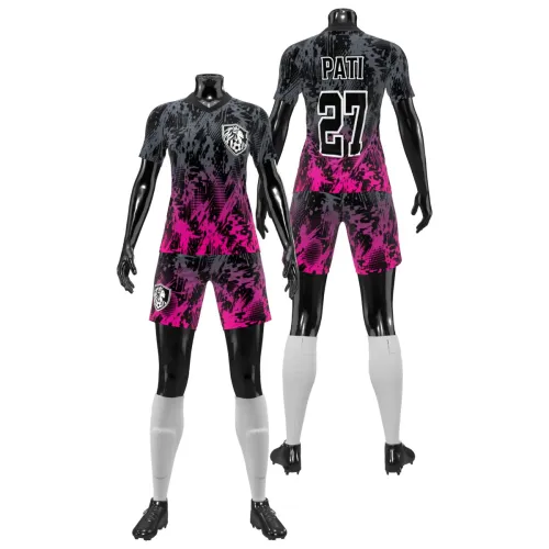 Uniforme de futebol feminino com estampa grafite e pink em efeito splash moderno, cobrindo toda a camisa, costas, mangas e gola, com brasão estilizado no peito e número grande nas costas.