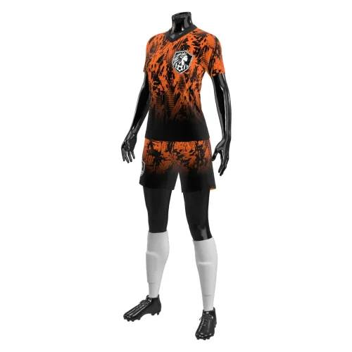 Camisa de futebol feminino com estampa laranja e preta em efeito splash, cobrindo frente, costas e mangas, com escudo estilizado e nome personalizado nas costas.