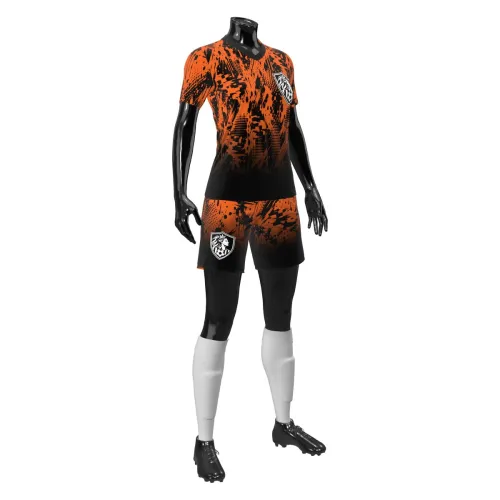 Camisa de futebol feminino com estampa laranja e preta em efeito splash, cobrindo frente, costas e mangas, com escudo estilizado e nome personalizado nas costas.
