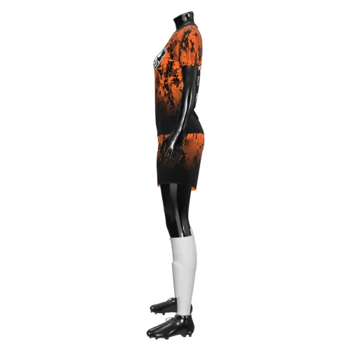 Camisa de futebol feminino com estampa laranja e preta em efeito splash, cobrindo frente, costas e mangas, com escudo estilizado e nome personalizado nas costas.