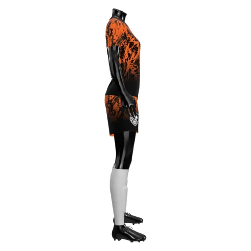 Camisa de futebol feminino com estampa laranja e preta em efeito splash, cobrindo frente, costas e mangas, com escudo estilizado e nome personalizado nas costas.