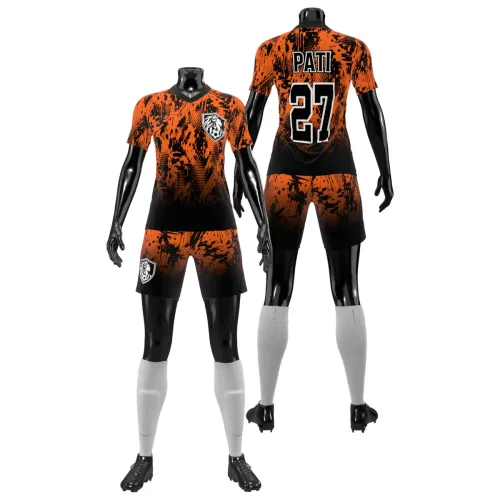 Camisa de futebol feminino com estampa laranja e preta em efeito splash, cobrindo frente, costas e mangas, com escudo estilizado e nome personalizado nas costas.