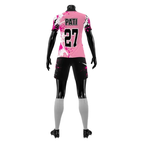 Camisa de futebol feminino com estampa grunge em rosa, preto e branco, cobrindo frente, costas e mangas, com detalhes de respingos e escudo estilizado.