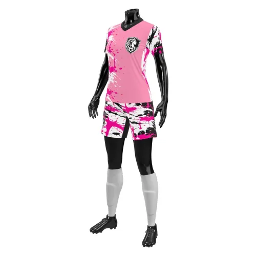 Camisa de futebol feminino com estampa grunge em rosa, preto e branco, cobrindo frente, costas e mangas, com detalhes de respingos e escudo estilizado.