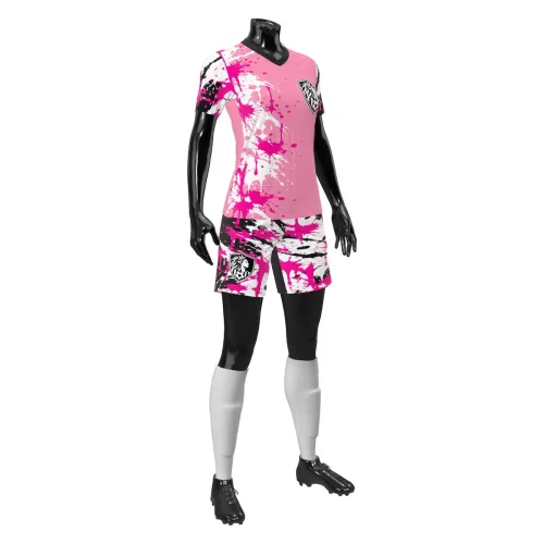 Camisa de futebol feminino com estampa grunge em rosa, preto e branco, cobrindo frente, costas e mangas, com detalhes de respingos e escudo estilizado.