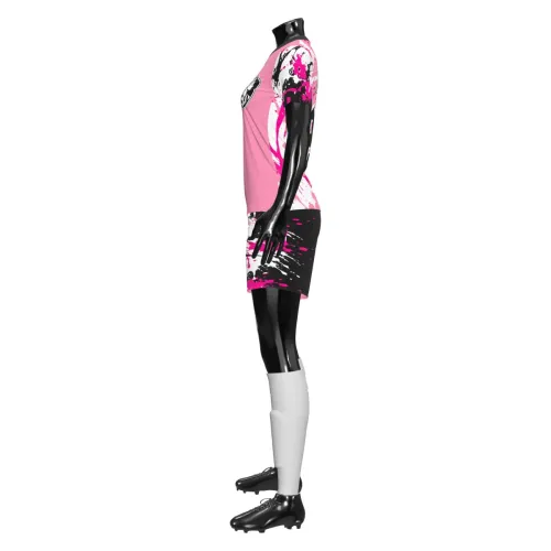 Camisa de futebol feminino com estampa grunge em rosa, preto e branco, cobrindo frente, costas e mangas, com detalhes de respingos e escudo estilizado.