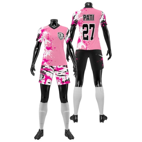 Camisa de futebol feminino com estampa grunge em rosa, preto e branco, cobrindo frente, costas e mangas, com detalhes de respingos e escudo estilizado.