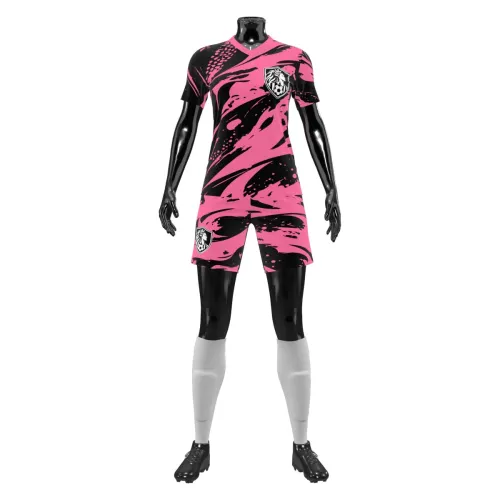 Camisa de futebol feminino com estampa abstrata em rosa e preto, cobrindo toda a peça, incluindo frente, costas e mangas, com detalhes modernos e escudo estilizado.