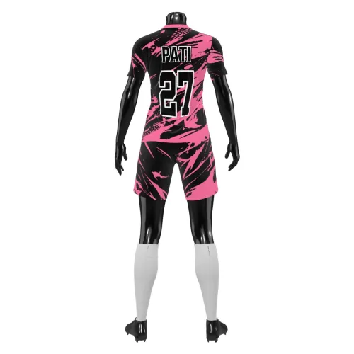 Camisa de futebol feminino com estampa abstrata em rosa e preto, cobrindo toda a peça, incluindo frente, costas e mangas, com detalhes modernos e escudo estilizado.