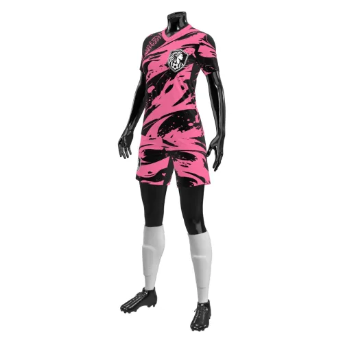 Camisa de futebol feminino com estampa abstrata em rosa e preto, cobrindo toda a peça, incluindo frente, costas e mangas, com detalhes modernos e escudo estilizado.