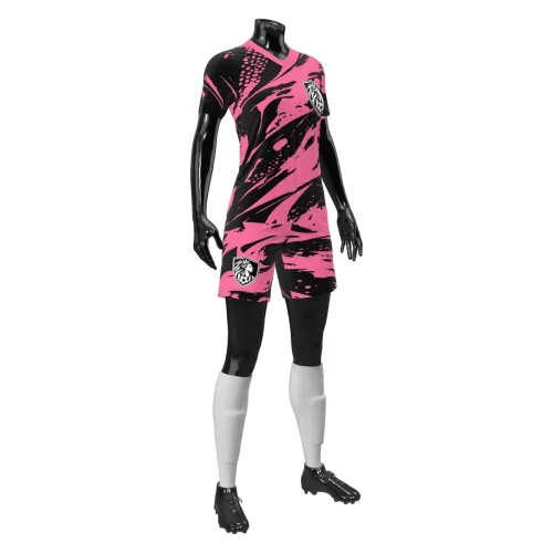 Camisa de futebol feminino com estampa abstrata em rosa e preto, cobrindo toda a peça, incluindo frente, costas e mangas, com detalhes modernos e escudo estilizado.