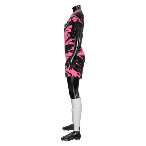 Camisa de futebol feminino com estampa abstrata em rosa e preto, cobrindo toda a peça, incluindo frente, costas e mangas, com detalhes modernos e escudo estilizado.