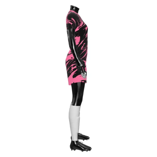 Camisa de futebol feminino com estampa abstrata em rosa e preto, cobrindo toda a peça, incluindo frente, costas e mangas, com detalhes modernos e escudo estilizado.