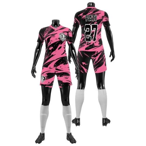 Camisa de futebol feminino com estampa abstrata em rosa e preto, cobrindo toda a peça, incluindo frente, costas e mangas, com detalhes modernos e escudo estilizado.