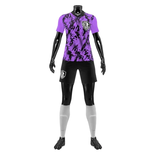 Camisa de futebol feminino com estampa roxa e preta em padrão abstrato, cobrindo frente, costas e mangas, com escudo estilizado e número grande nas costas.
