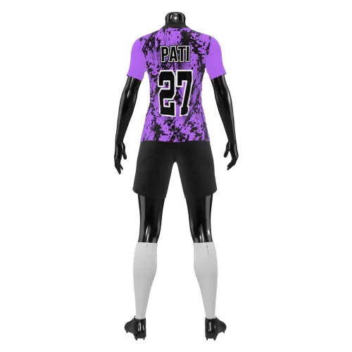 Camisa de futebol feminino com estampa roxa e preta em padrão abstrato, cobrindo frente, costas e mangas, com escudo estilizado e número grande nas costas.