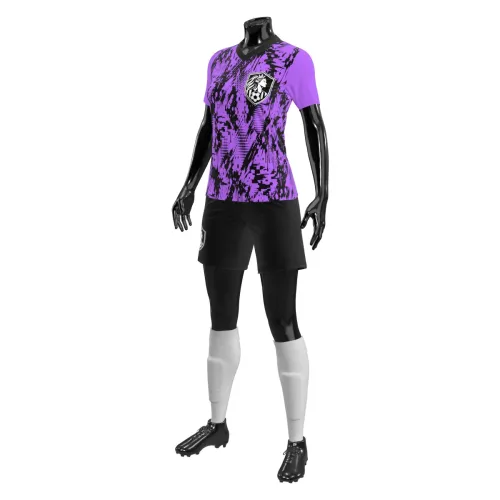 Camisa de futebol feminino com estampa roxa e preta em padrão abstrato, cobrindo frente, costas e mangas, com escudo estilizado e número grande nas costas.
