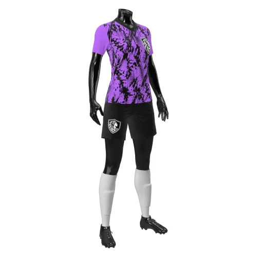 Camisa de futebol feminino com estampa roxa e preta em padrão abstrato, cobrindo frente, costas e mangas, com escudo estilizado e número grande nas costas.