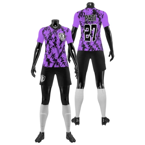 Camisa de futebol feminino com estampa roxa e preta em padrão abstrato, cobrindo frente, costas e mangas, com escudo estilizado e número grande nas costas.