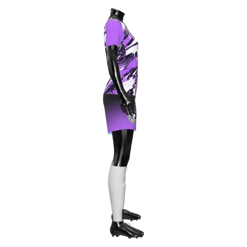 Camisa de futebol feminino com estampa roxa em splash, cobrindo frente, costas e mangas, com detalhes modernos, escudo estilizado e visual marcante para equipes.