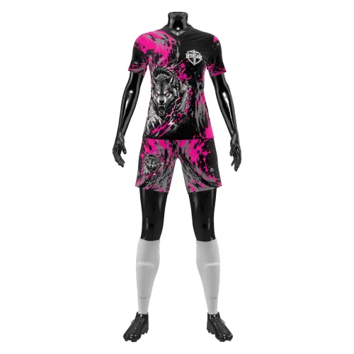 Camisa feminina de uniforme interclasse com estampa de lobo feroz na frente, fundo preto com manchas pink vibrantes, detalhes modernos e design que cobre toda a peça, incluindo mangas e gola.