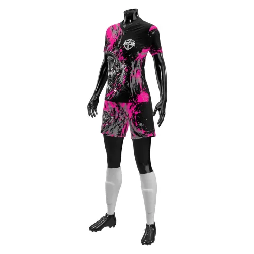 Camisa feminina de uniforme interclasse com estampa de lobo feroz na frente, fundo preto com manchas pink vibrantes, detalhes modernos e design que cobre toda a peça, incluindo mangas e gola.