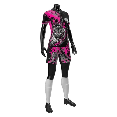 Camisa feminina de uniforme interclasse com estampa de lobo feroz na frente, fundo preto com manchas pink vibrantes, detalhes modernos e design que cobre toda a peça, incluindo mangas e gola.