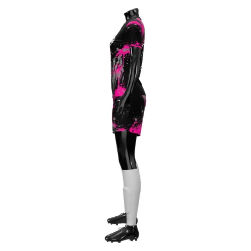 Camisa feminina de uniforme interclasse com estampa de lobo feroz na frente, fundo preto com manchas pink vibrantes, detalhes modernos e design que cobre toda a peça, incluindo mangas e gola.