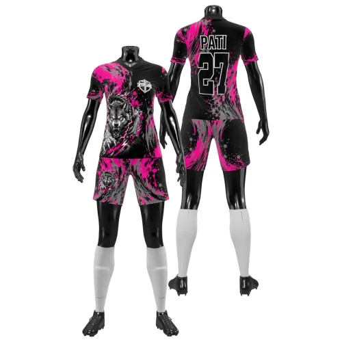 Camisa feminina de uniforme interclasse com estampa de lobo feroz na frente, fundo preto com manchas pink vibrantes, detalhes modernos e design que cobre toda a peça, incluindo mangas e gola.
