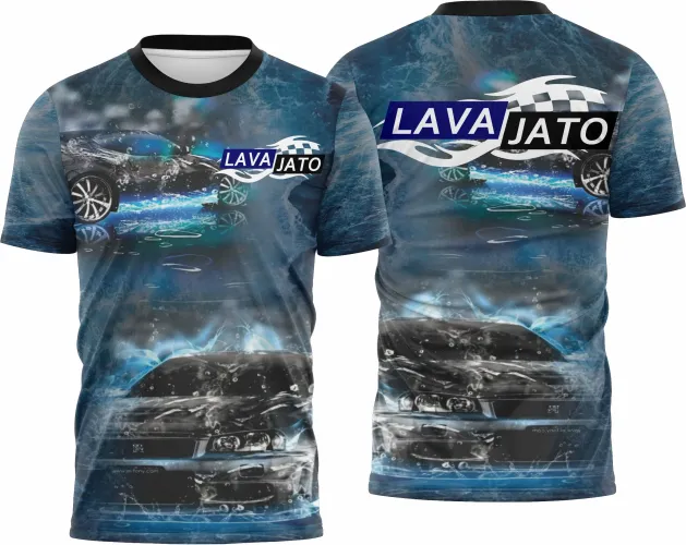 Camisa com logo no peito e estampa grande nas costas mostrando design exclusivo para lavadores de carros, com elementos que remetem ao trabalho e cuidado automotivo.