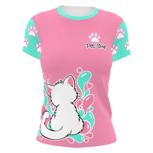 Camisa feminina com estampa de gato branco de costas, fundo rosa com detalhes em verde água e patinhas, além dos dizeres Pet Shop Banho e Tosa na frente, costas e mangas.