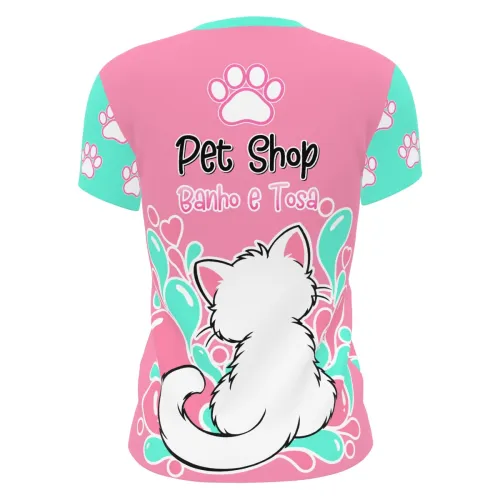 Camisa feminina com estampa de gato branco de costas, fundo rosa com detalhes em verde água e patinhas, além dos dizeres Pet Shop Banho e Tosa na frente, costas e mangas.