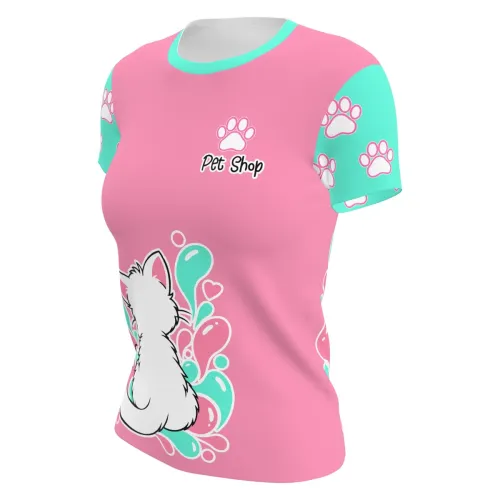 Camisa feminina com estampa de gato branco de costas, fundo rosa com detalhes em verde água e patinhas, além dos dizeres Pet Shop Banho e Tosa na frente, costas e mangas.