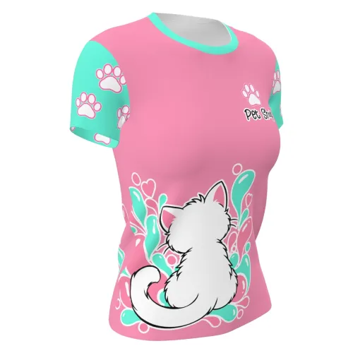 Camisa feminina com estampa de gato branco de costas, fundo rosa com detalhes em verde água e patinhas, além dos dizeres Pet Shop Banho e Tosa na frente, costas e mangas.